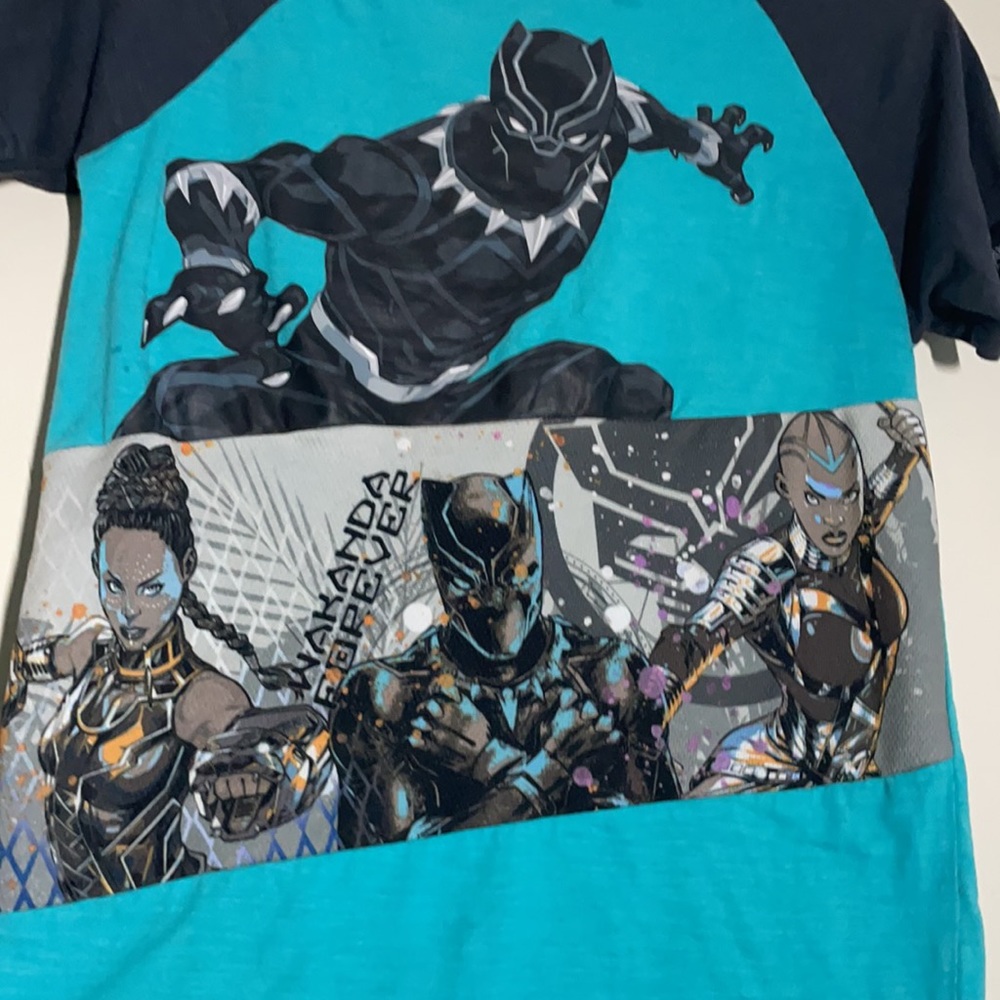 - Black panther Avengers graphic tee